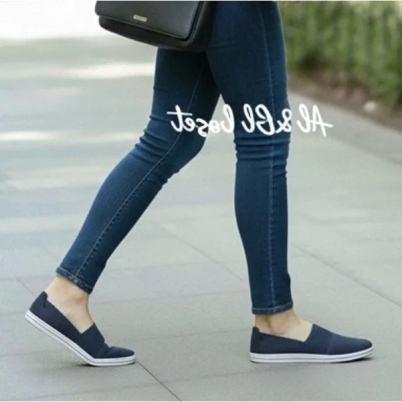 Clarks Cloudsteppers Breeze Vibe Navy Slip-On Shoes Women’s Size 10 NWB - Picture 1 of 11